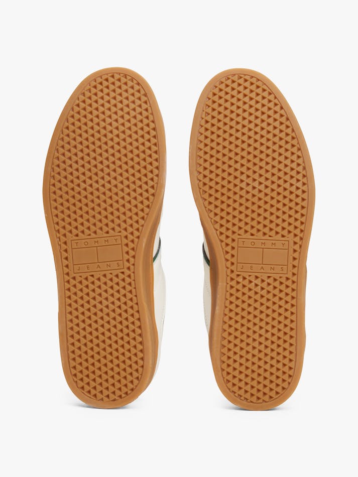 446E4C13-DD24-DEB0-BAE7-DCAF54570C79