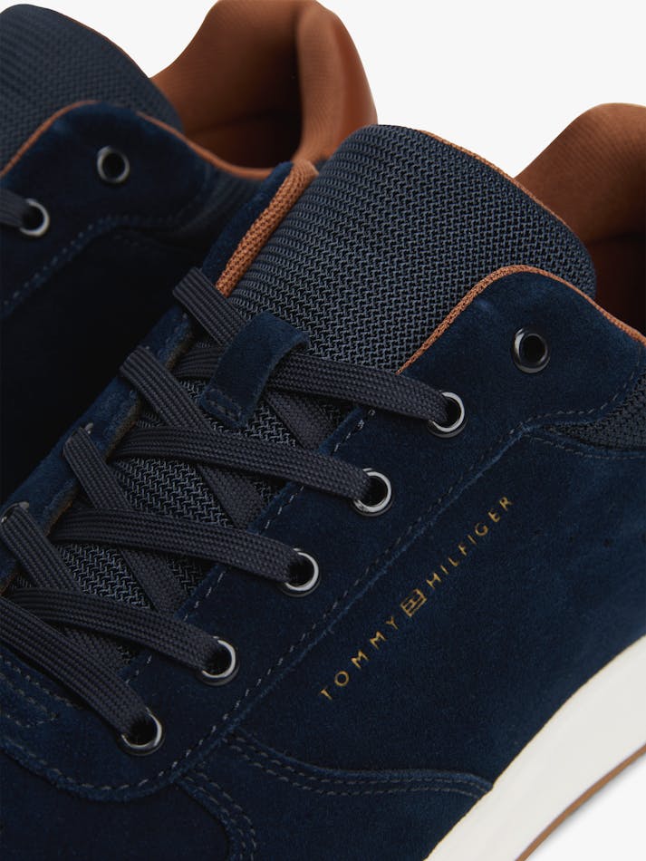 79945B08-4BFF-B7BC-9D9D-09423554A21C