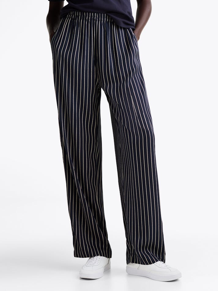 8F441425-BA18-EF77-8483-E4A974C6B80C