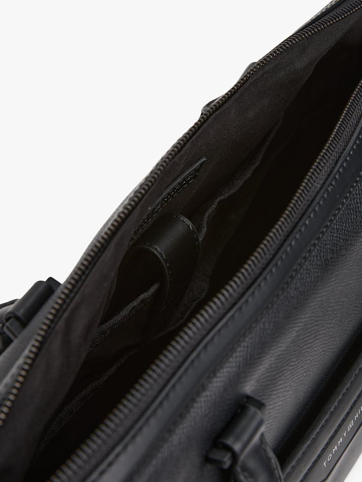 C1B2517B-339B-EEDD-726B-62B03FB52108