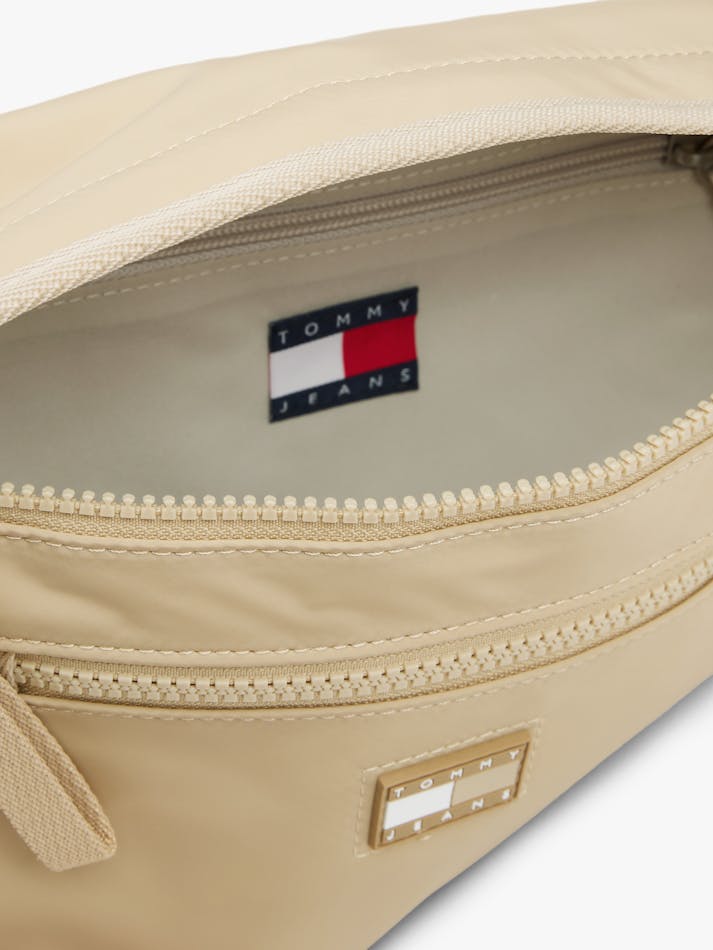 F8BF9FE7-083C-9486-A027-257E13BB3AB2