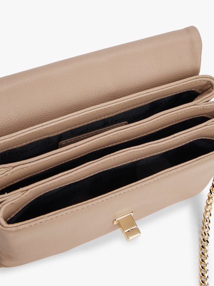 14459887-6C31-ED22-0C54-6F900ACFEA8C